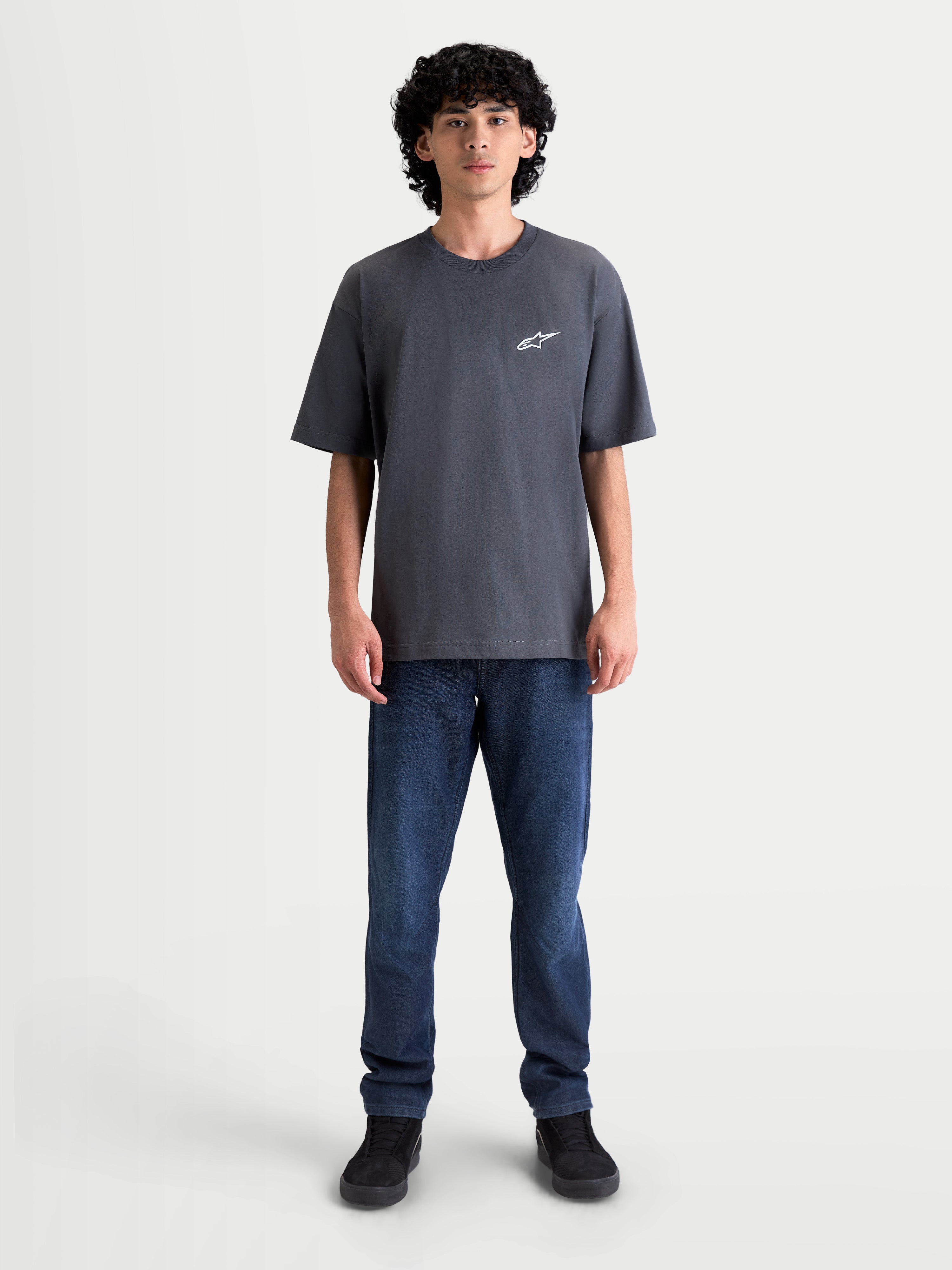 Alpinestars Maglietta Mandate Oversized CSF, maglietta da uomo a maniche corte, grigio antracite, vestibilità oversized rilassata con logo Astars bianco in puff print sul petto, misto cotone e poliestere, stile casual streetwear