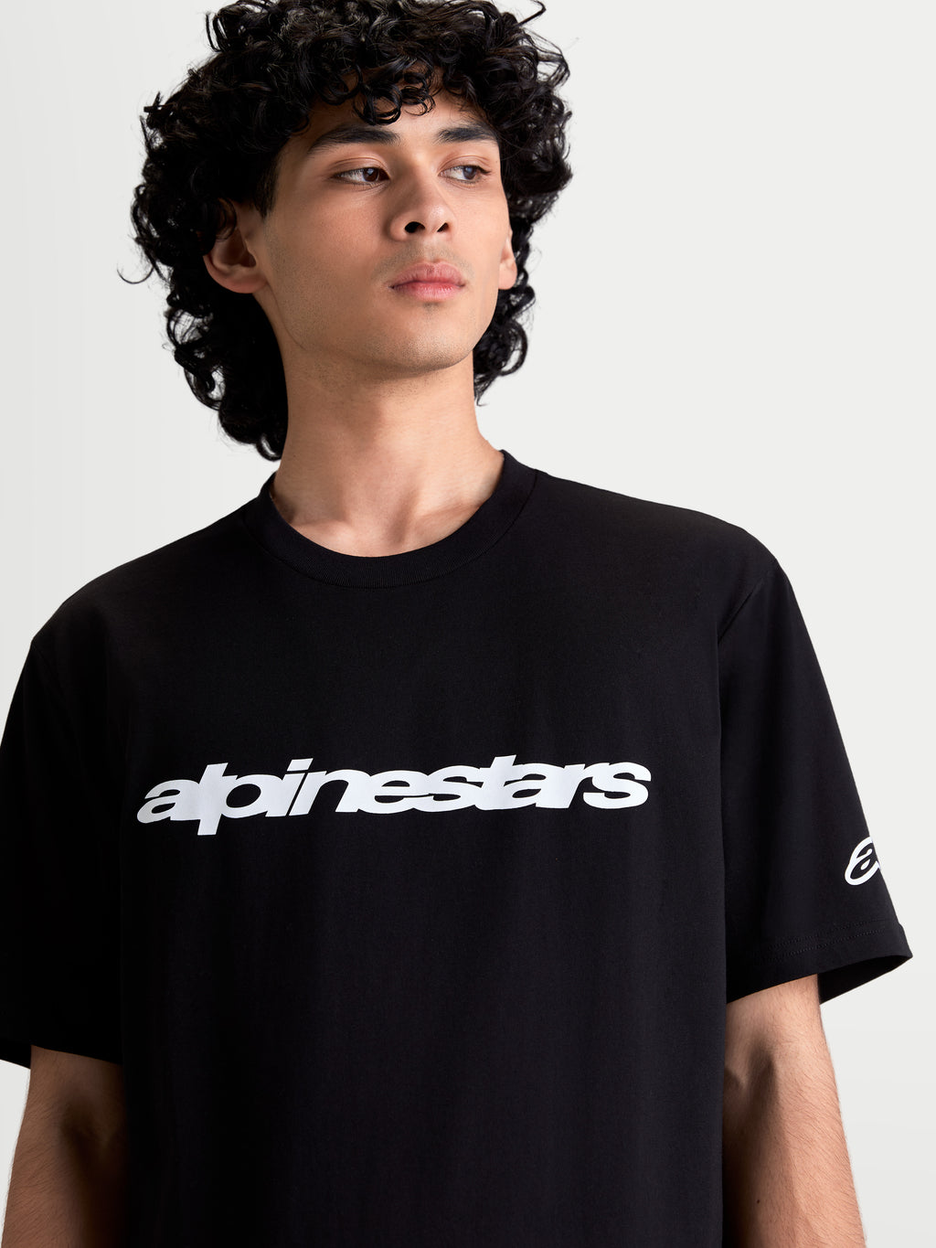 Alpinestars Maglietta Race Wordmark CSF, maglietta da uomo a maniche corte, nera con wordmark Alpinestars frontale e logo sulla manica bianchi, stile sportswear casual ispirato al motorsport