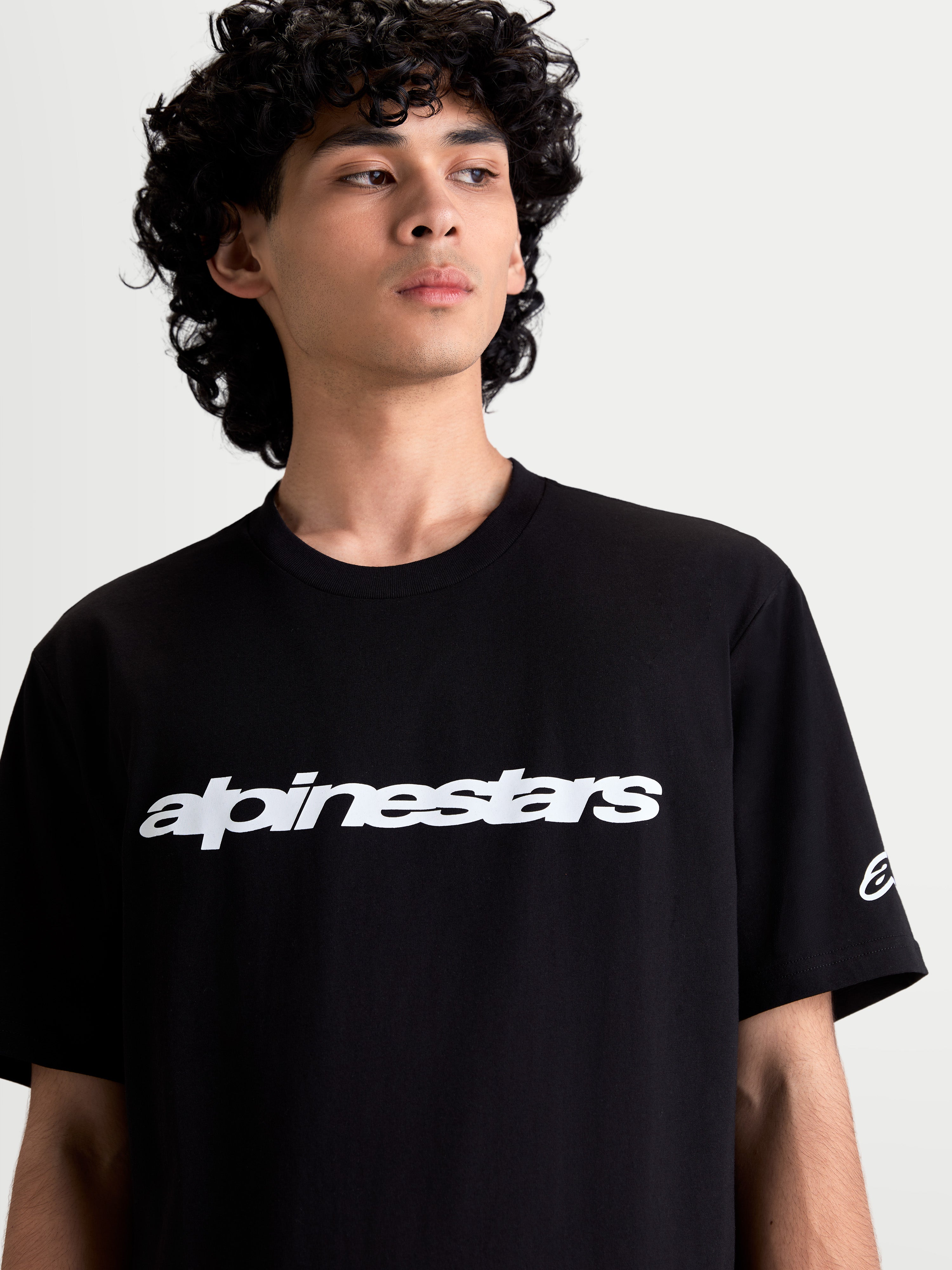 Alpinestars Maglietta Race Wordmark CSF, maglietta da uomo a maniche corte, nera con wordmark Alpinestars frontale e logo sulla manica bianchi, stile sportswear casual ispirato al motorsport