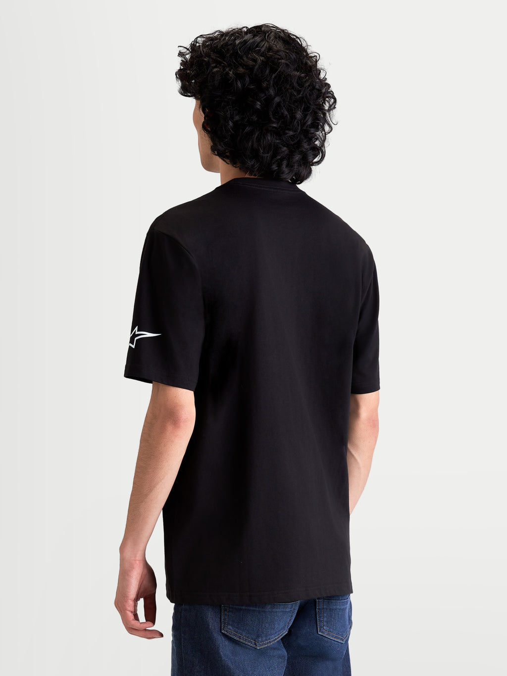 Alpinestars maglietta Race Wordmark CSF, maglietta a maniche corte da uomo in stile casual motorsport, vista posteriore su modello, nero con logo Ageless bianco sulla manica, materiale premium in misto cotone e poliestere