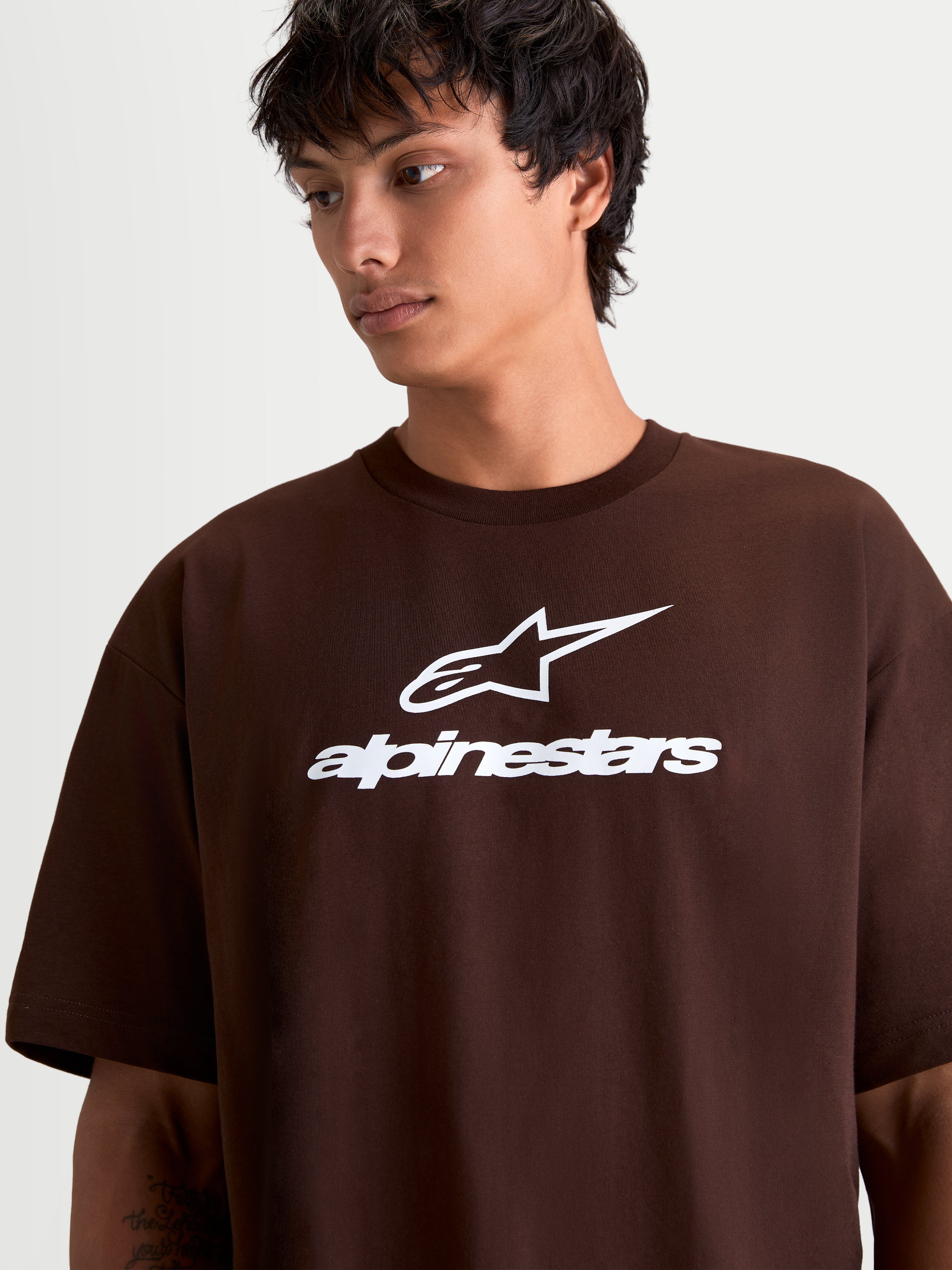 Alpinestars maglietta Prelude Oversized CSF, maglietta sportswear a maniche corte unisex, marrone, con logo Astars e scritta bianchi sul petto, vestibilità rilassata, in misto cotone e poliestere.