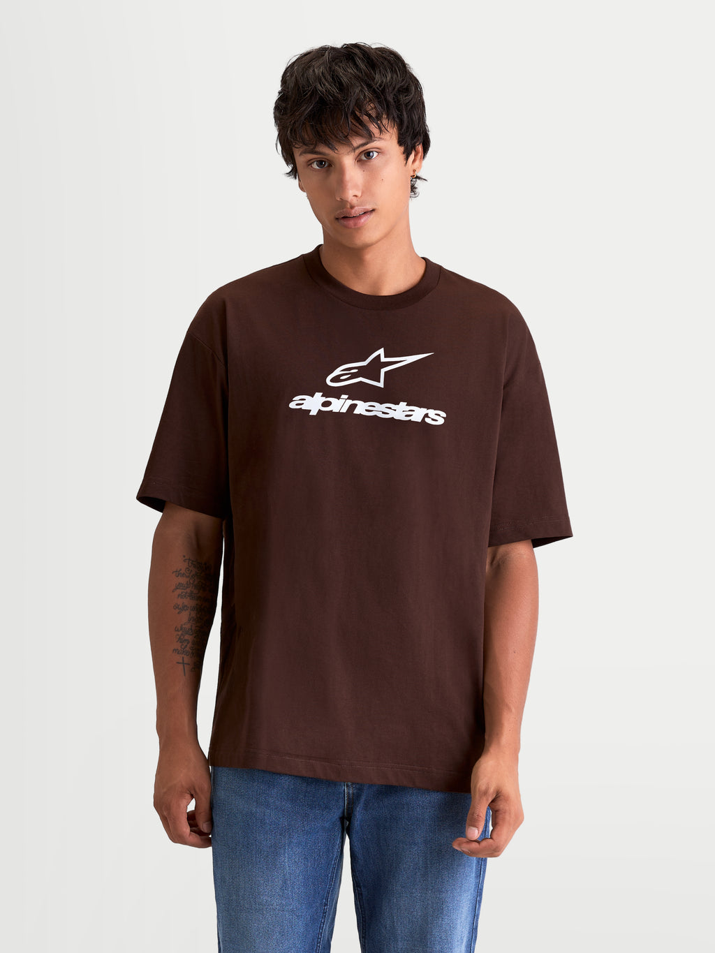 Alpinestars Maglietta Prelude Oversized CSF, maglietta a maniche corte sportswear da uomo, marrone, logo Astars e marchio Alpinestars bianco stampati sul petto, fit rilassato oversize