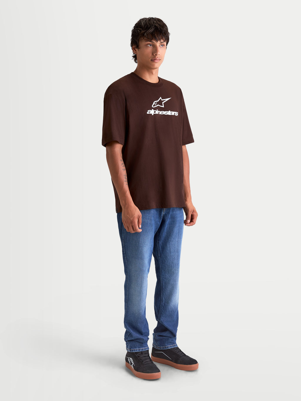 Alpinestars Maglietta Prelude Oversized CSF, maglietta a maniche corte da uomo, marrone con logo Astars bianco stampato sul petto, vestibilità rilassata, stile casual sportswear, vista frontale su modello