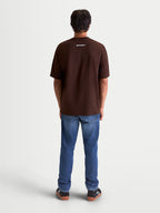 Alpinestars maglietta Prelude Oversized CSF, maglietta a maniche corte da uomo, marrone, vista posteriore su modello con piccolo logo Alpinestars bianco sul retro del collo, vestibilità oversized rilassata, stile sportswear casual