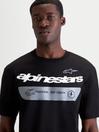 Alpinestars Maglietta Singular CSF, maglietta da uomo a maniche corte, nera con grafica Alpinestars bianca e manifesto del brand "ONE GOAL. ONE VISION." su fondo grigio, stile sportswear casual, primo piano del dettaglio sul petto