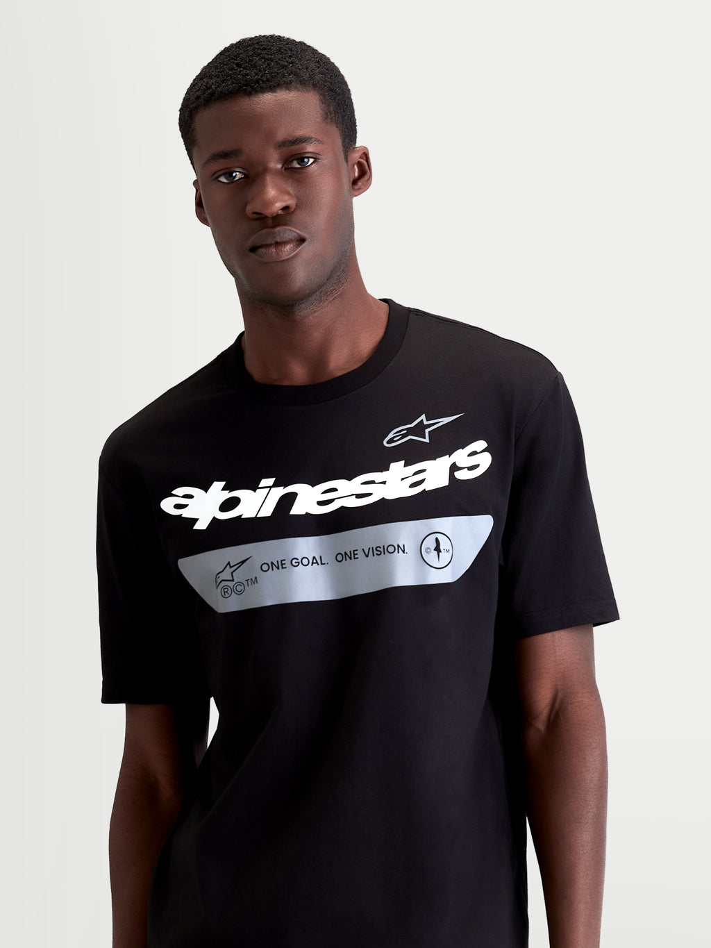 Alpinestars Maglietta Singular CSF, maglietta da uomo a maniche corte, nera, sportswear casual con logo Alpinestars bianco e grafica grigia 'ONE GOAL. ONE VISION.', in misto cotone premium