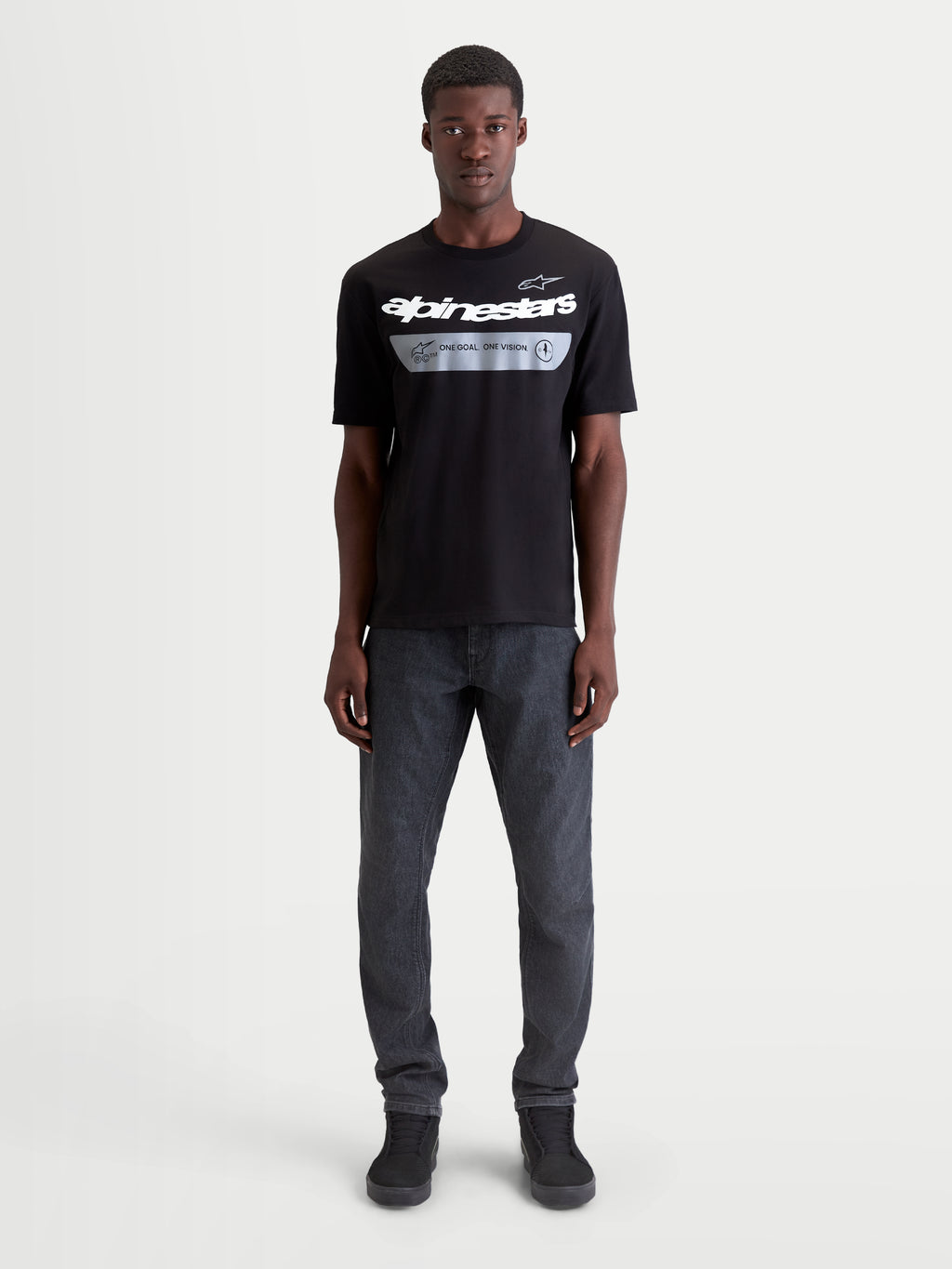 Alpinestars Maglietta Singular CSF, maglietta a maniche corte da uomo, nera, con grafica bianca e grigia sul petto, logo Astars e motto ONE GOAL. ONE VISION., misto cotone premium, stile motorsport casual