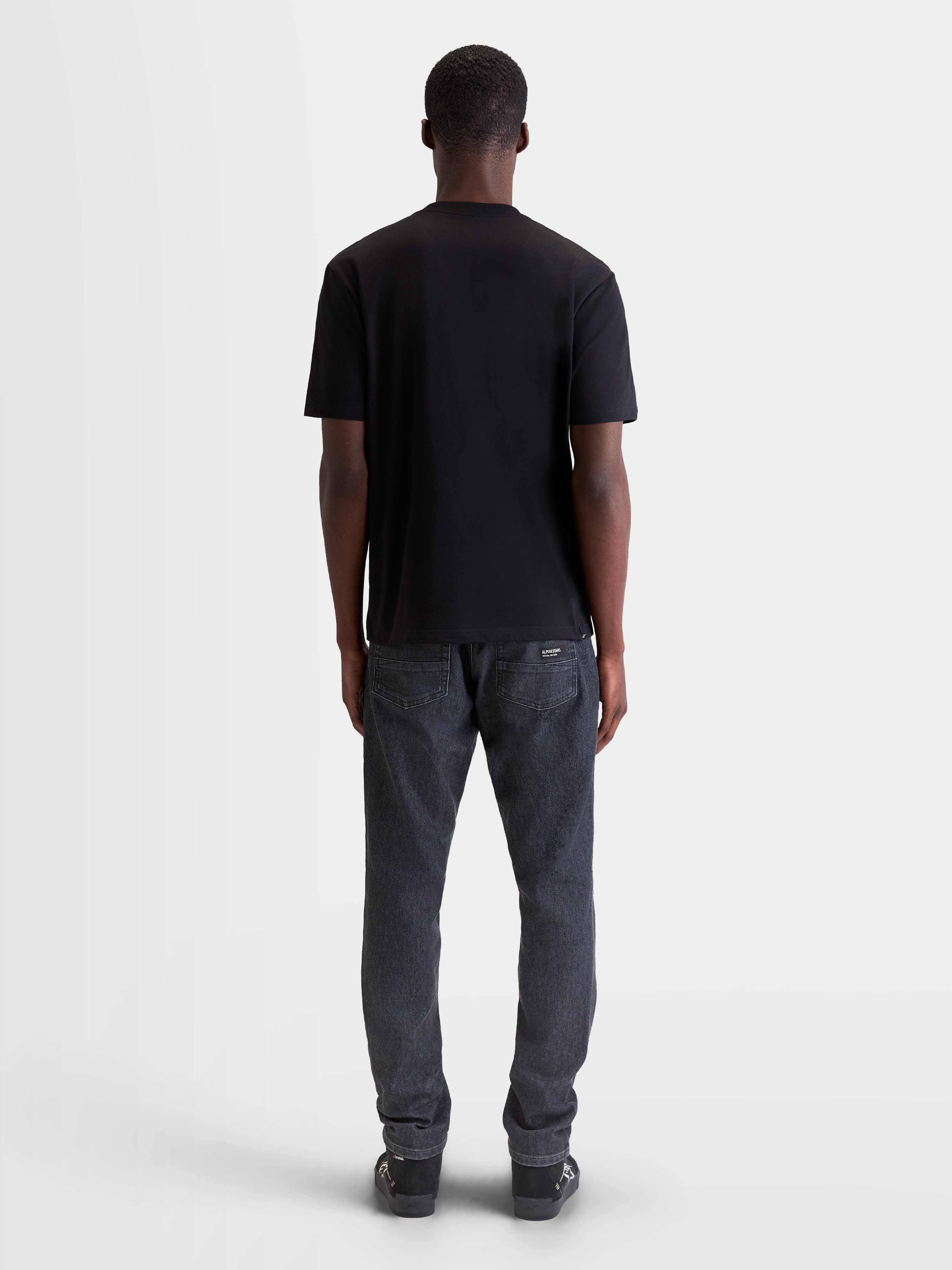 Alpinestars Maglietta Singular CSF, maglietta a maniche corte da uomo, nera, vista posteriore su modello, materiale in misto cotone premium per abbigliamento casual e stile motorsport
