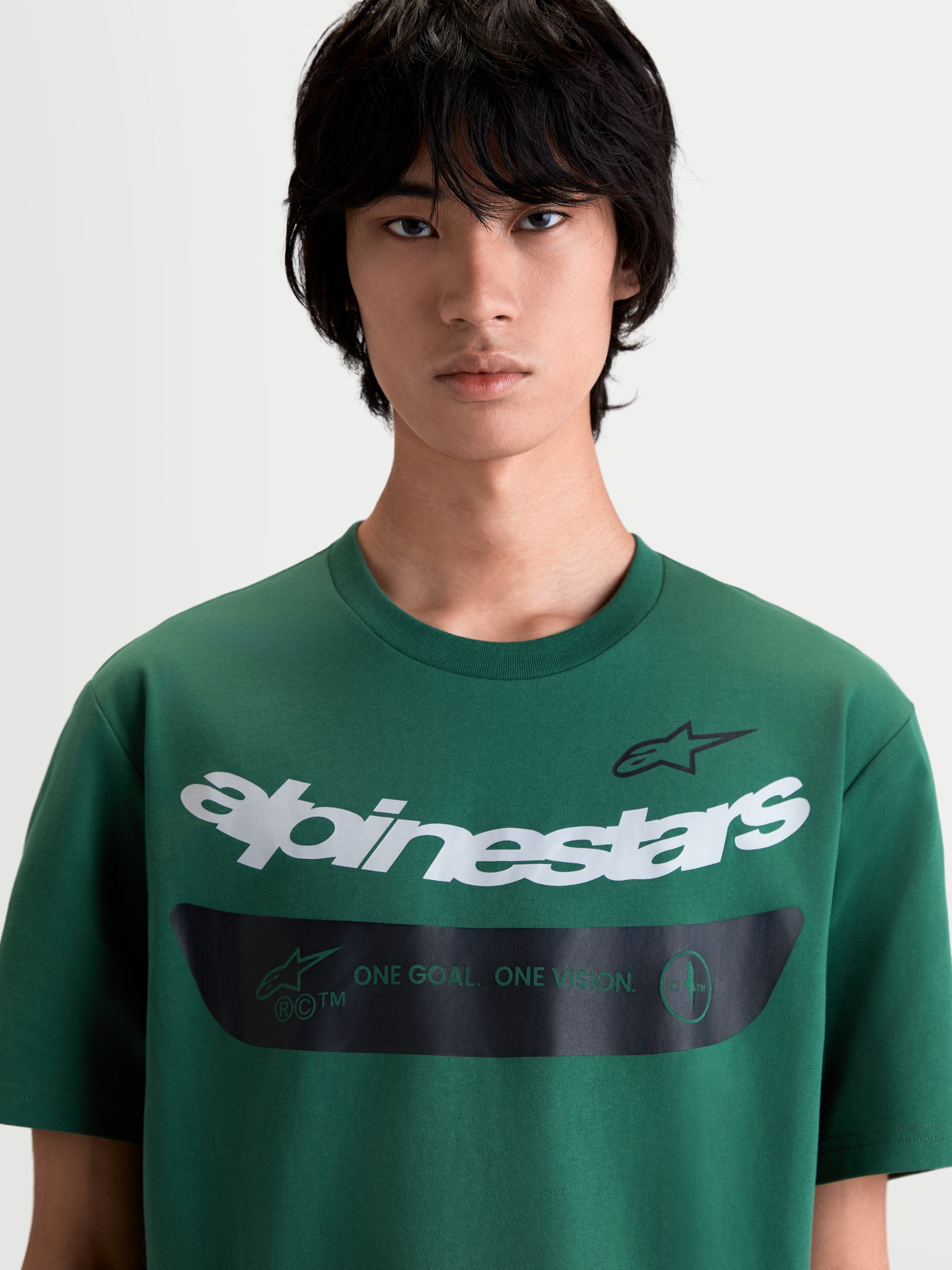 Alpinestars Maglietta Singular CSF, maglietta a maniche corte da uomo, verde, grafica wordmark Alpinestars bianca curva e banda nera con motto One Goal One Vision, misto cotone e poliestere, stile sportswear casual.