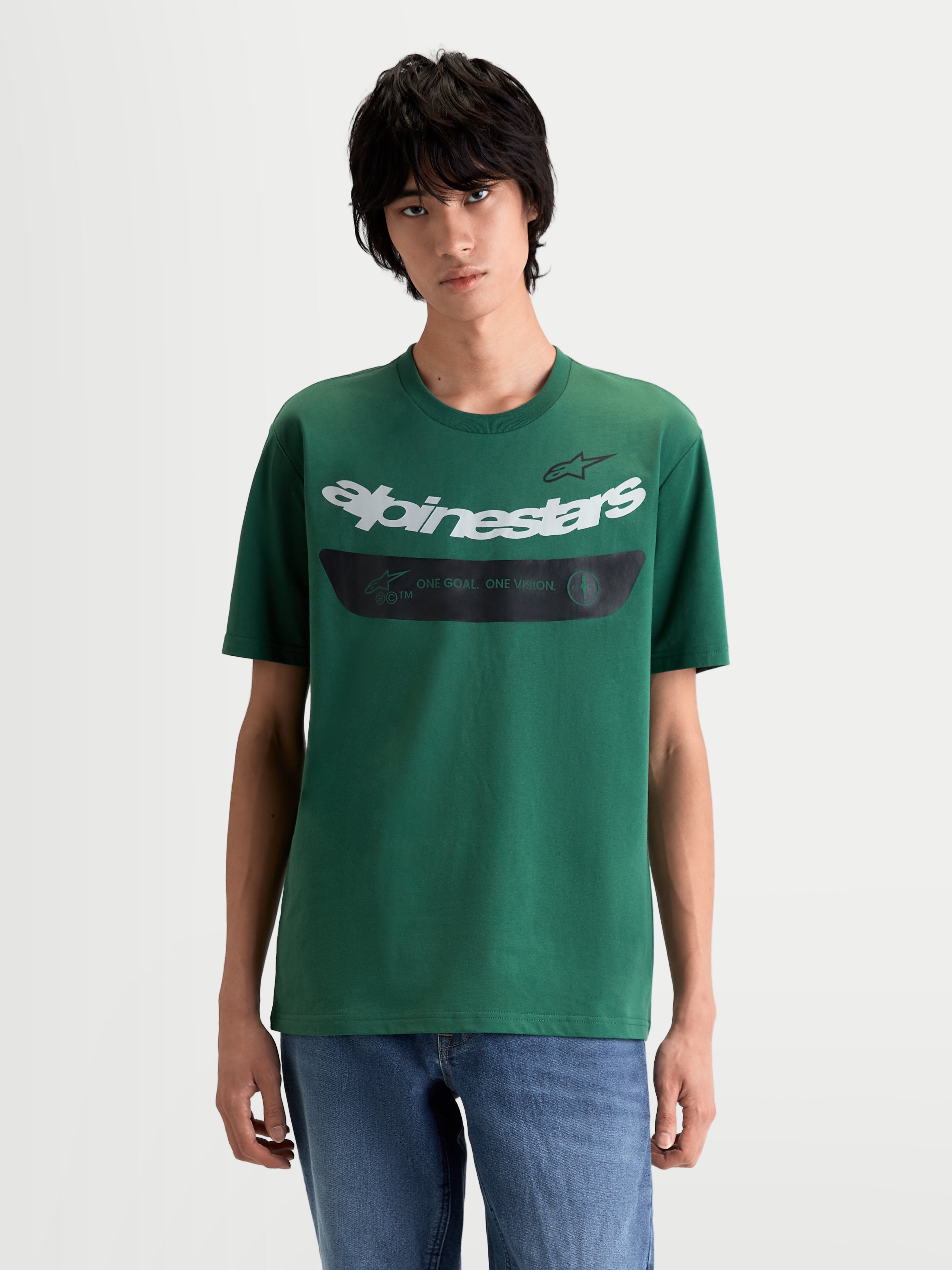 Alpinestars Maglietta Singular CSF, maglietta a maniche corte, verde con scritta bianca curva e grafica nera sul petto, stile casual ispirato al motorsport, indossata da un modello