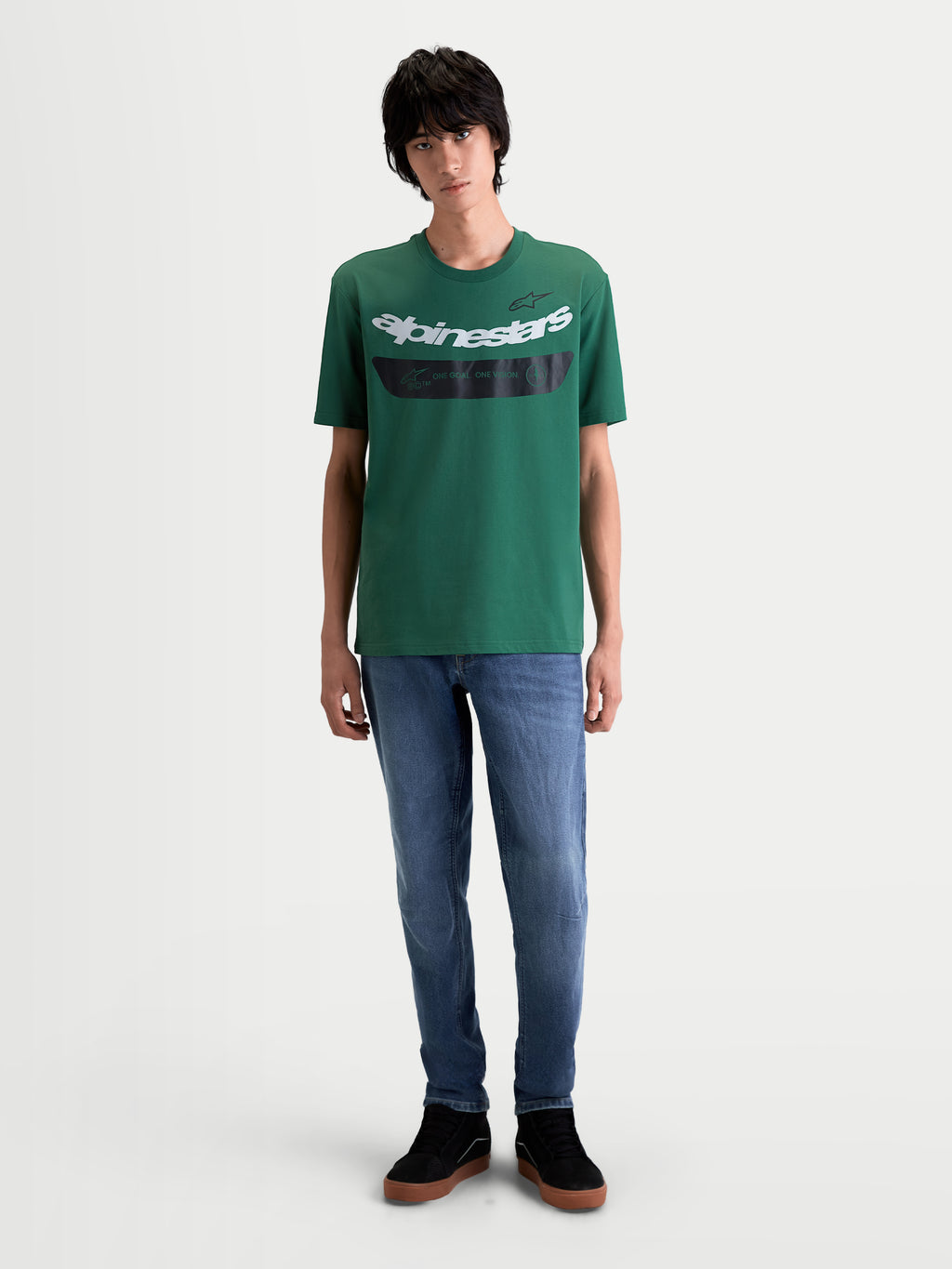Alpinestars maglietta Singular CSF, maglietta a maniche corte casual, verde con grafica word Alpinestars curva bianca e dettaglio nero sul petto con testo 'One Goal. One Vision.', vista frontale su modello, blend di cotone e poliestere