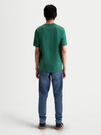 Alpinestars Maglietta Singular CSF, maglietta a maniche corte da uomo, vista posteriore su modello, verde, realizzata in misto cotone e poliestere, abbigliamento casual premium dallo stile motorsport.