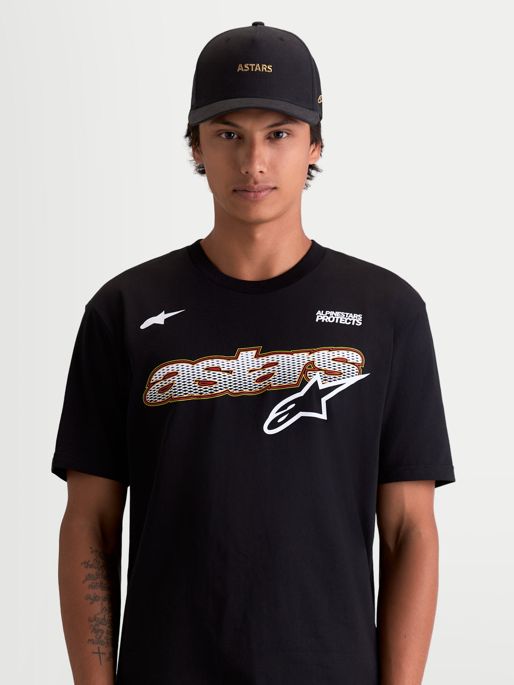 Alpinestars Maglietta Cypress CSF, maglietta sportswear a maniche corte da uomo, nera e bianca, con grafica frontale astars word a riempimento mesh e logo Alpinestars Protects, vista lifestyle su modello, in misto cotone e poliestere