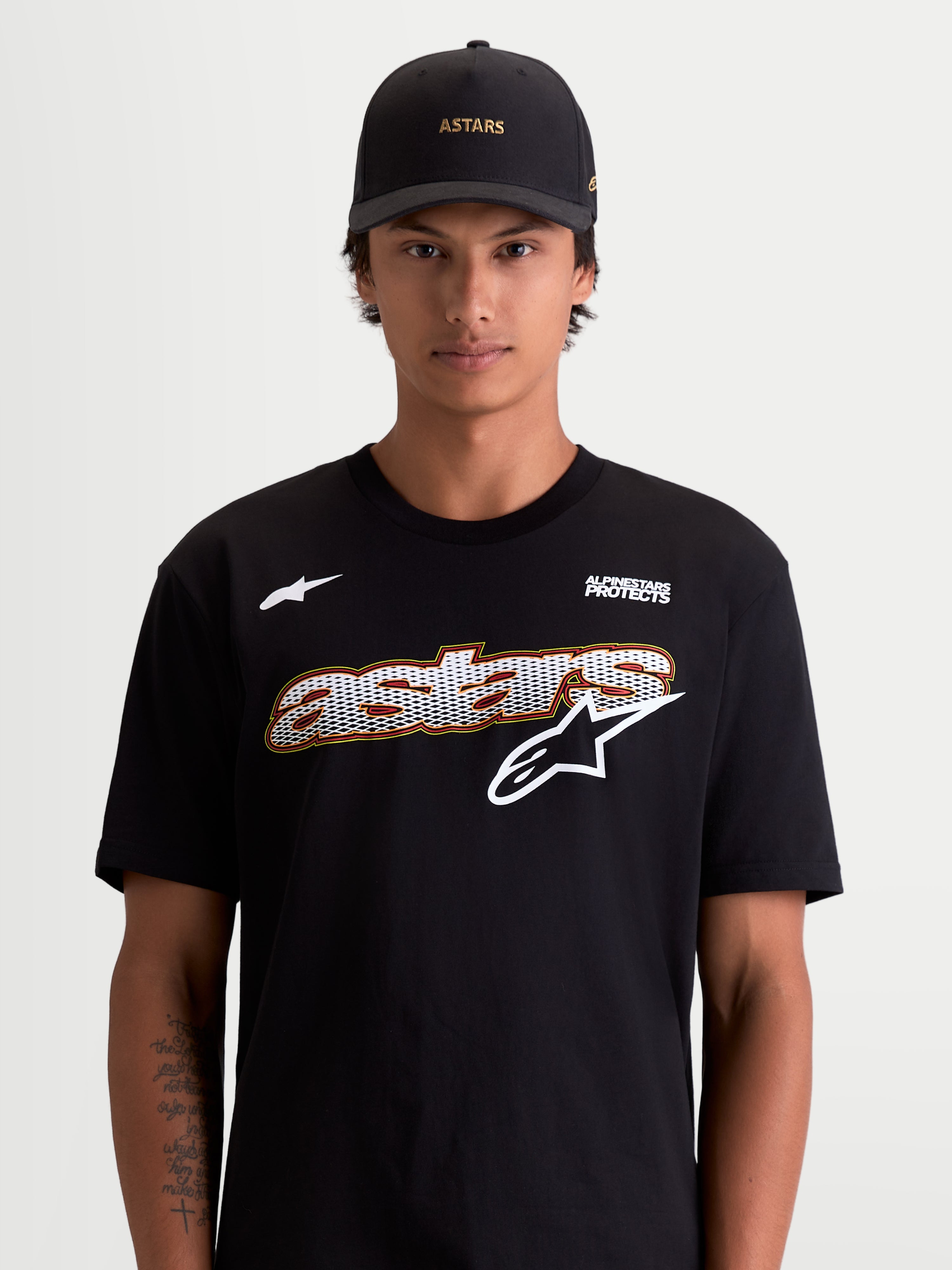 Alpinestars Maglietta Cypress CSF, maglietta sportswear a maniche corte da uomo, nera e bianca, con grafica frontale astars word a riempimento mesh e logo Alpinestars Protects, vista lifestyle su modello, in misto cotone e poliestere