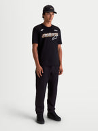 Alpinestars Maglietta Cypress CSF, maglietta da uomo a maniche corte, nera, con grafica frontale Astars a riempimento mesh e logo, in misto cotone e poliestere premium, vista a figura intera su modello