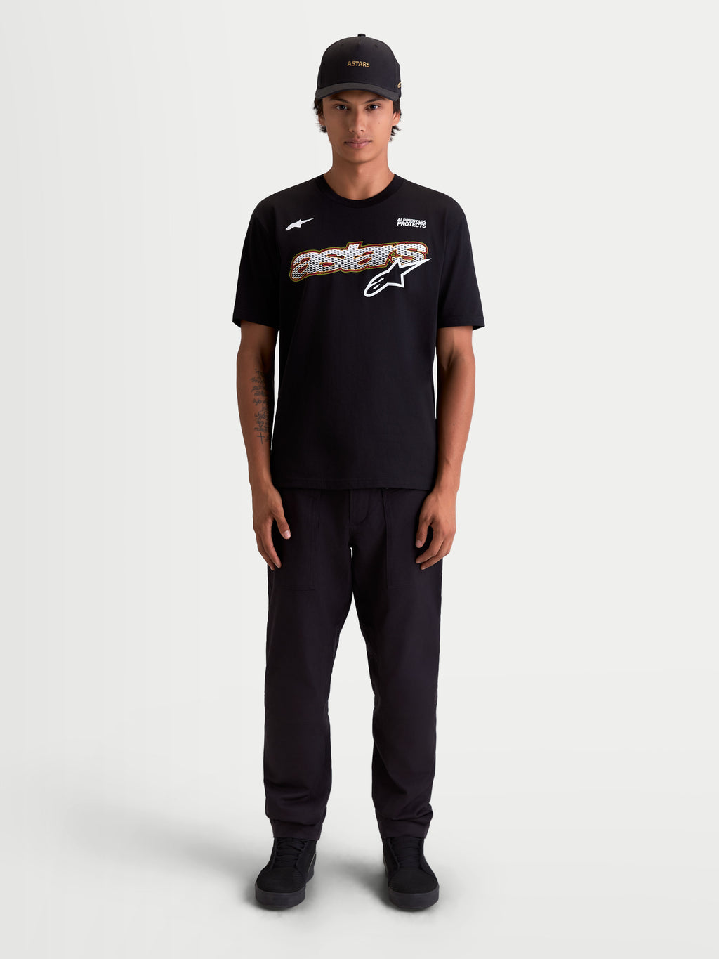 Alpinestars Maglietta Cypress CSF, maglietta sportswear da uomo a maniche corte, nera, con grafica frontale astars a riempimento mesh e logo Astars bianco sul petto, misto cotone-poliestere per comfort quotidiano.