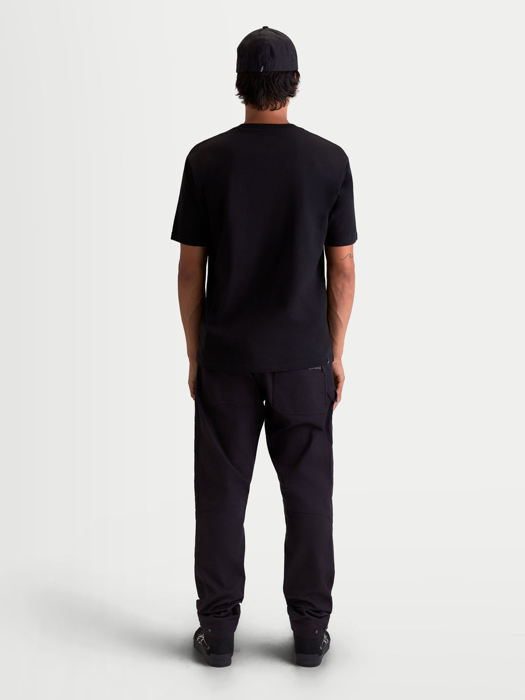 Alpinestars maglietta Cypress CSF, maglietta a maniche corte da uomo, nera, vista posteriore su modello, realizzata in misto cotone e poliestere, sportswear casual