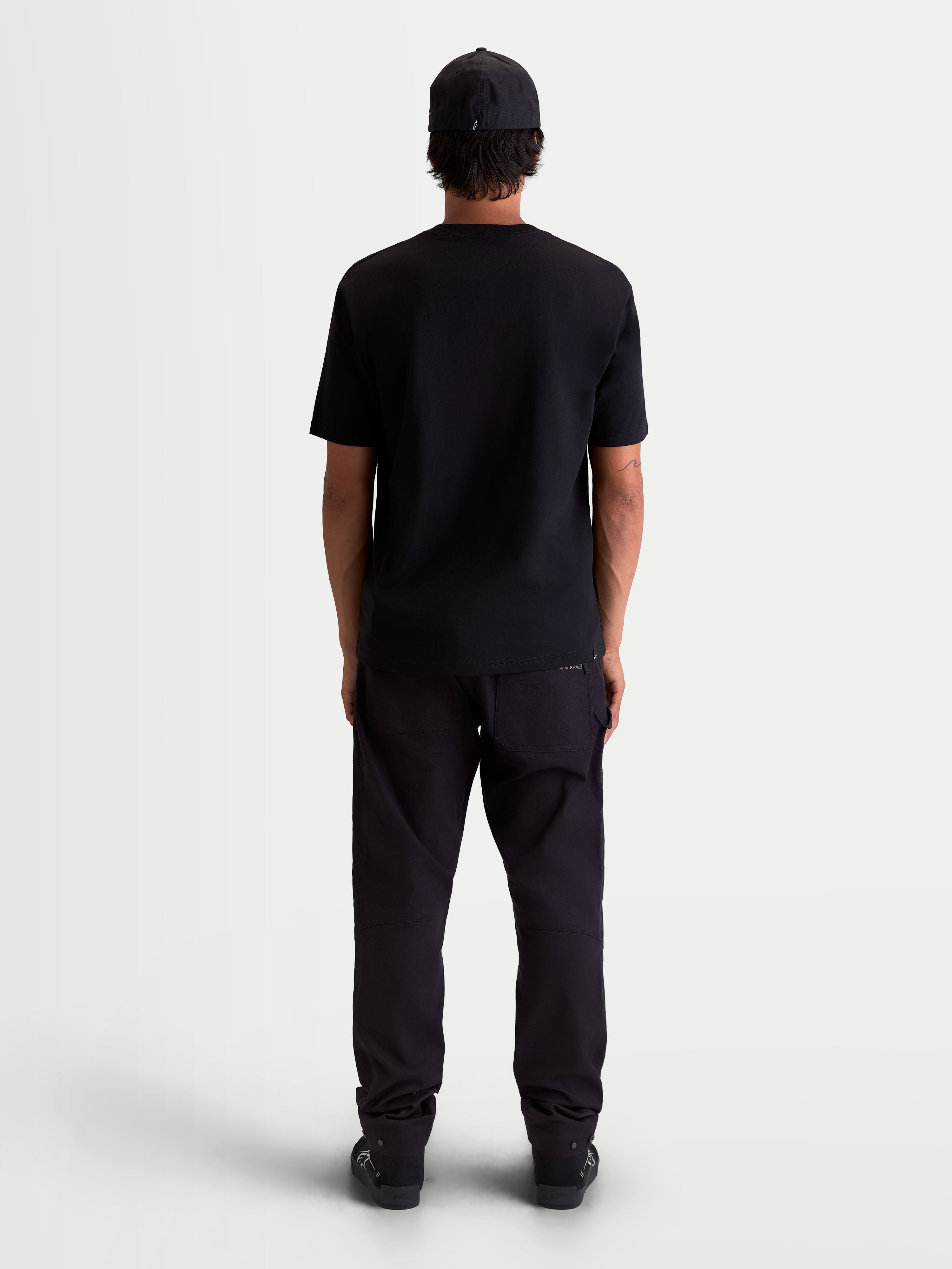 Alpinestars maglietta Cypress CSF, maglietta a maniche corte da uomo, nera, vista posteriore su modello, realizzata in misto cotone e poliestere, sportswear casual