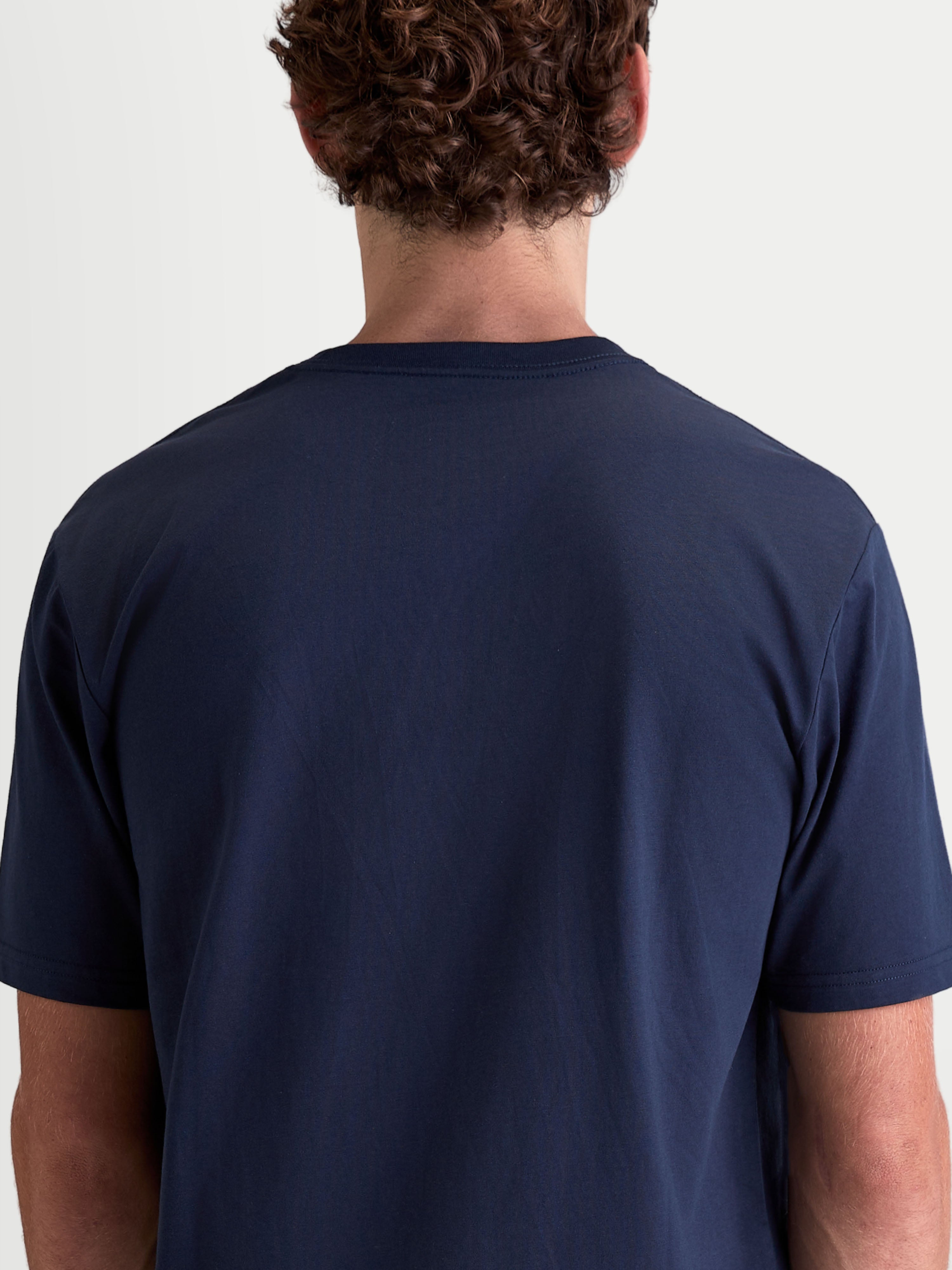 Alpinestars Maglietta Cypress CSF, maglietta a maniche corte sportswear, blu navy, vista posteriore su modello, in misto cotone e poliestere per un comfort casual quotidiano.