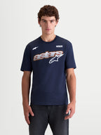 Alpinestars Maglietta Cypress CSF, maglietta sportswear a maniche corte unisex, blu navy, con grafica frontale Astars word a riempimento mesh e dettagli bianchi e rossi, vista su modello, in misto cotone e poliestere