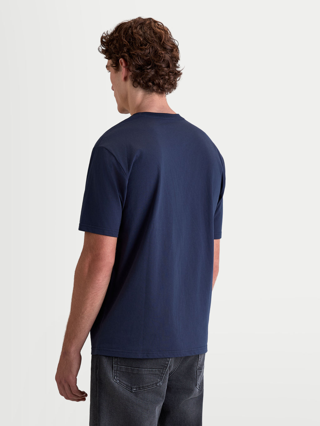 Alpinestars Maglietta Cypress CSF, maglietta da uomo a maniche corte, blu, vista posteriore su modello, realizzata in misto cotone e poliestere per il massimo comfort quotidiano, stile sportswear