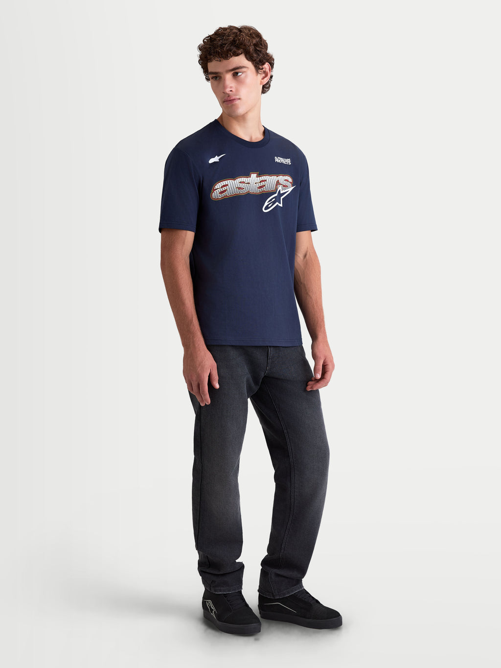 Alpinestars Maglietta Cypress CSF, maglietta a maniche corte sportswear da uomo, blu, con grafica frontale Astars con riempimento a rete e accenti bianchi e arancioni, indossata da un modello