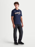 Alpinestars Maglietta Cypress CSF, maglietta a maniche corte sportswear da uomo, blu, con grafica frontale Astars con riempimento a rete e accenti bianchi e arancioni, indossata da un modello