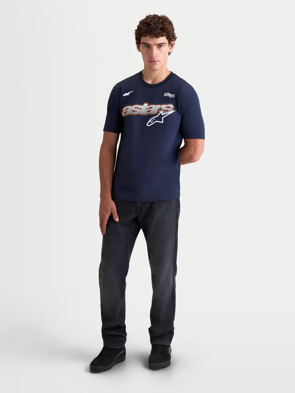 Alpinestars Maglietta Cypress CSF, maglietta a maniche corte sportswear da uomo, blu navy, grafica frontale Astars con riempimento mesh, indossata da un modello, stile casual e tecnico