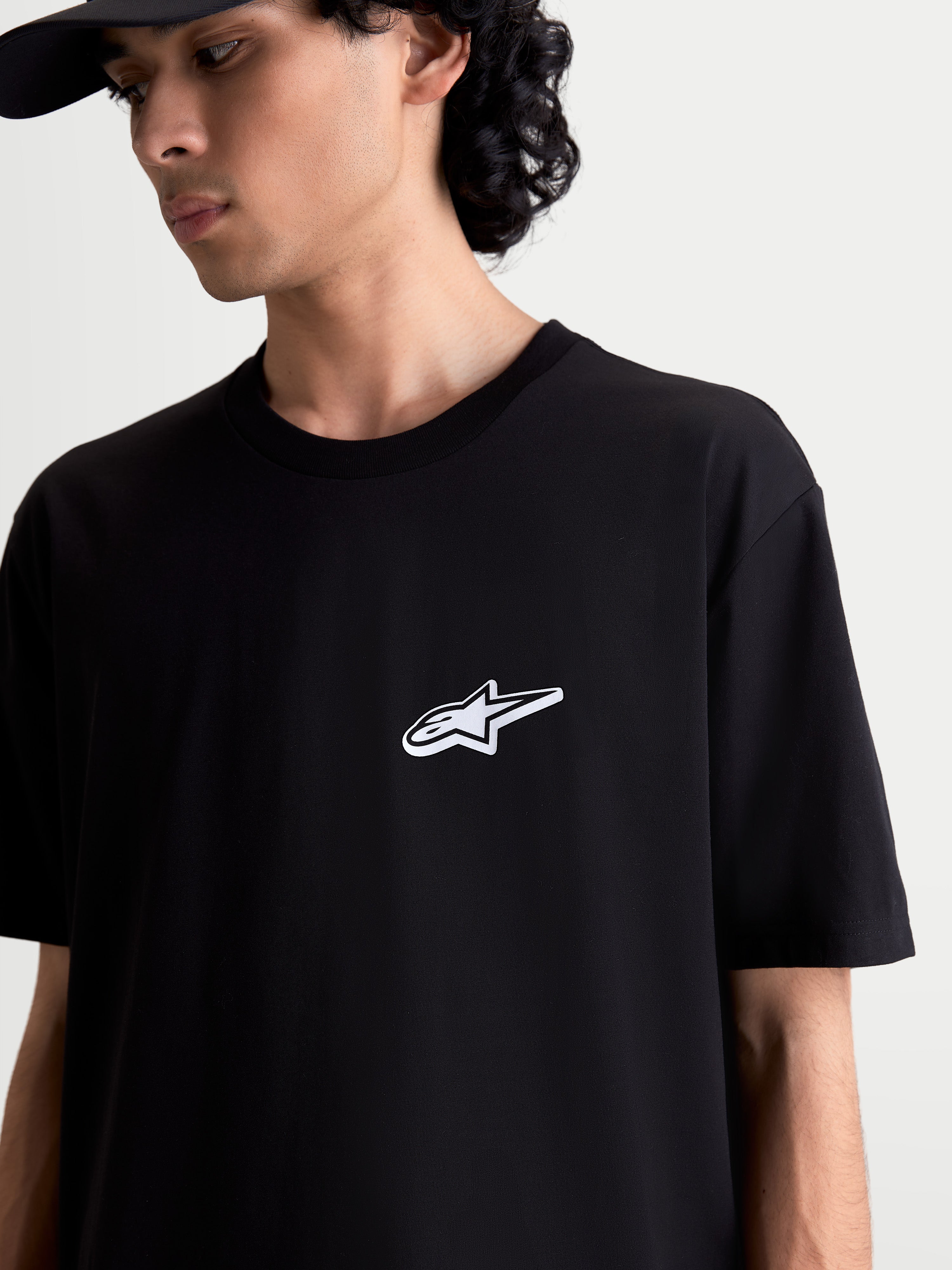 Alpinestars maglietta Meteor CSF, maglietta a maniche corte sportswear, nera, logo Astars sul petto, vista on-model, morbido tessuto in misto cotone e poliestere, stile casual d'ispirazione motorsport