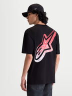 Alpinestars maglietta Meteor CSF, maglietta a maniche corte da uomo, nera, con grande logo Astars sfumato rosso e bianco sulla schiena, vista posteriore su modello, sportswear casual d'ispirazione MX.