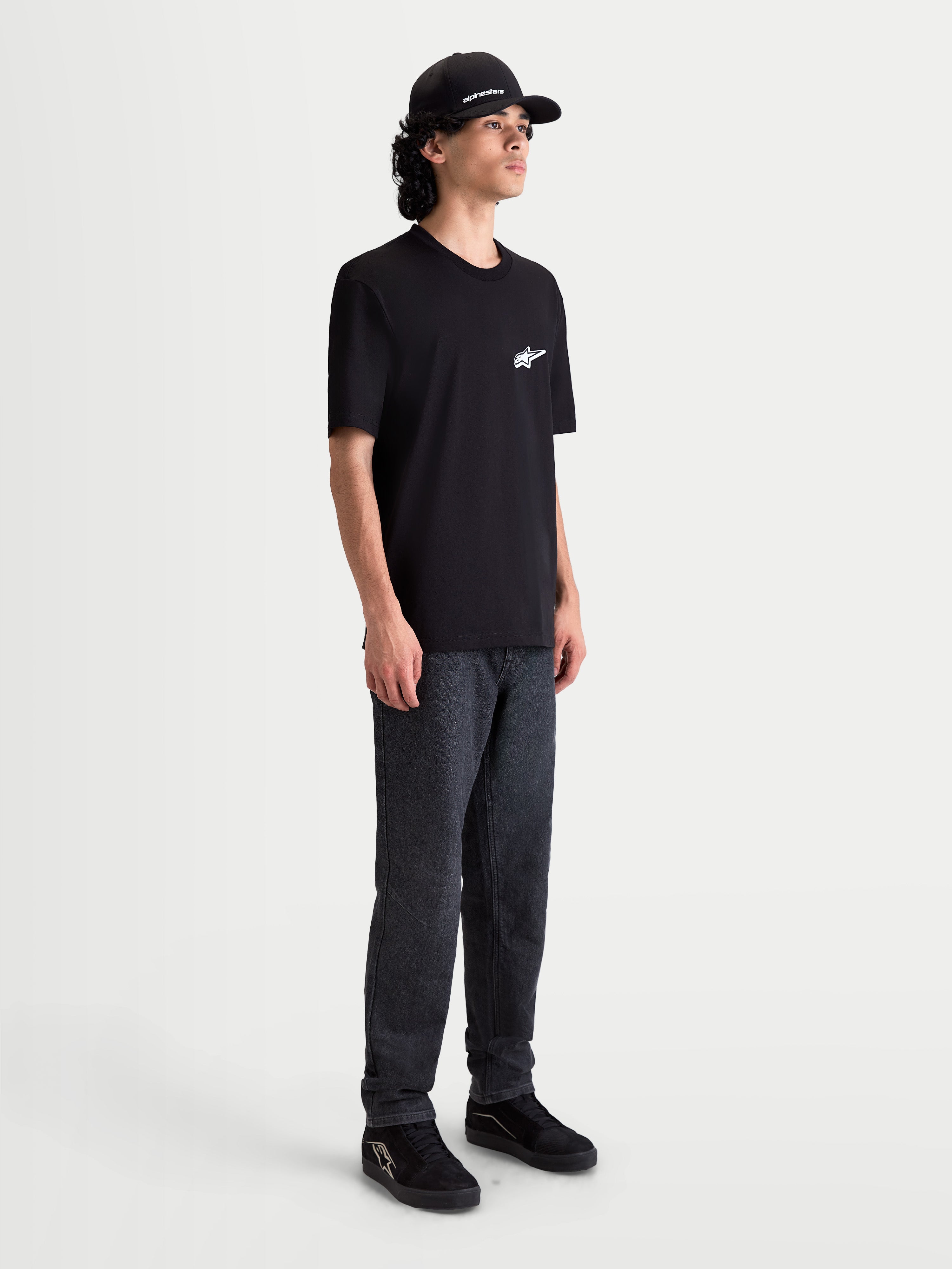 Alpinestars Maglietta Meteor CSF, maglietta da uomo a maniche corte, nera con logo bianco d'ispirazione MX sul petto, sportswear casual, indossata da un modello
