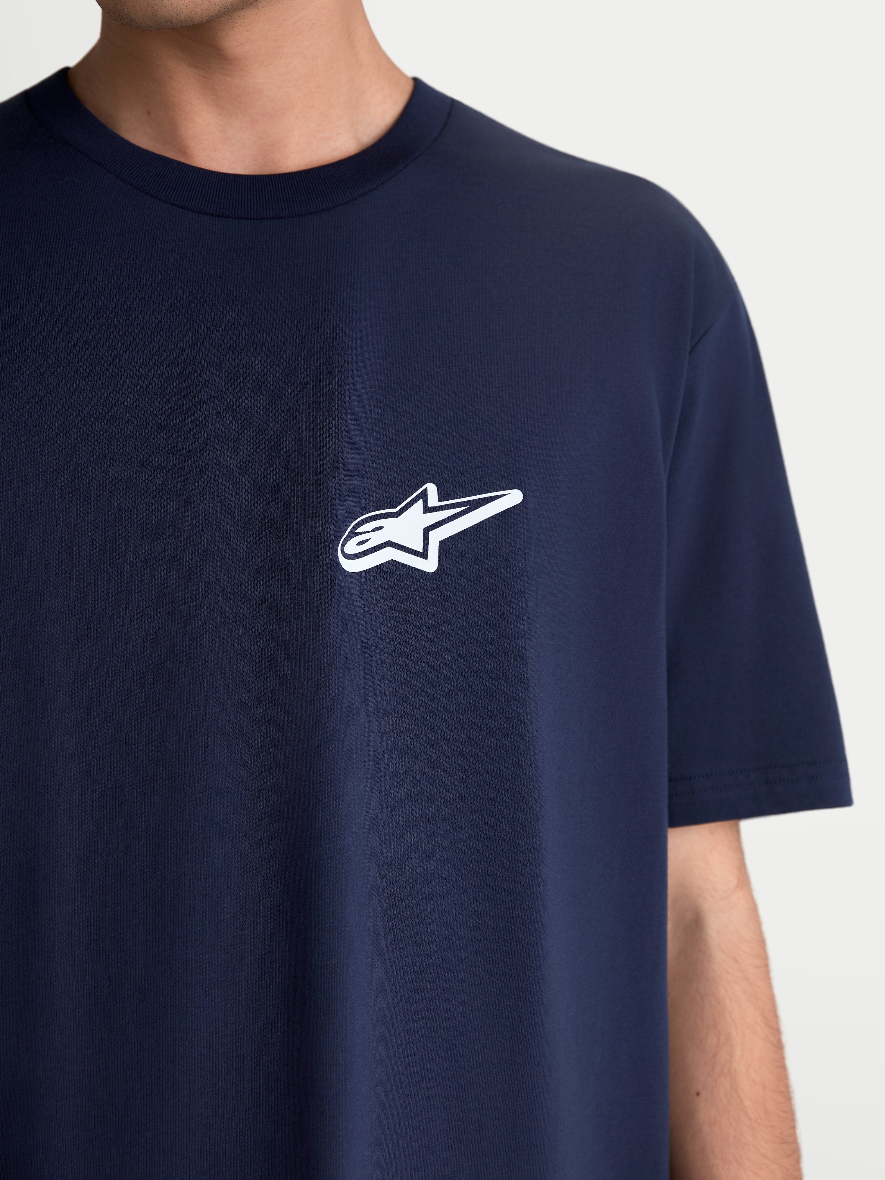 Alpinestars Maglietta Meteor CSF, maglietta a maniche corte sportswear casual, blu navy con piccolo logo Astars bianco stampato sul petto, vista in primo piano su modello