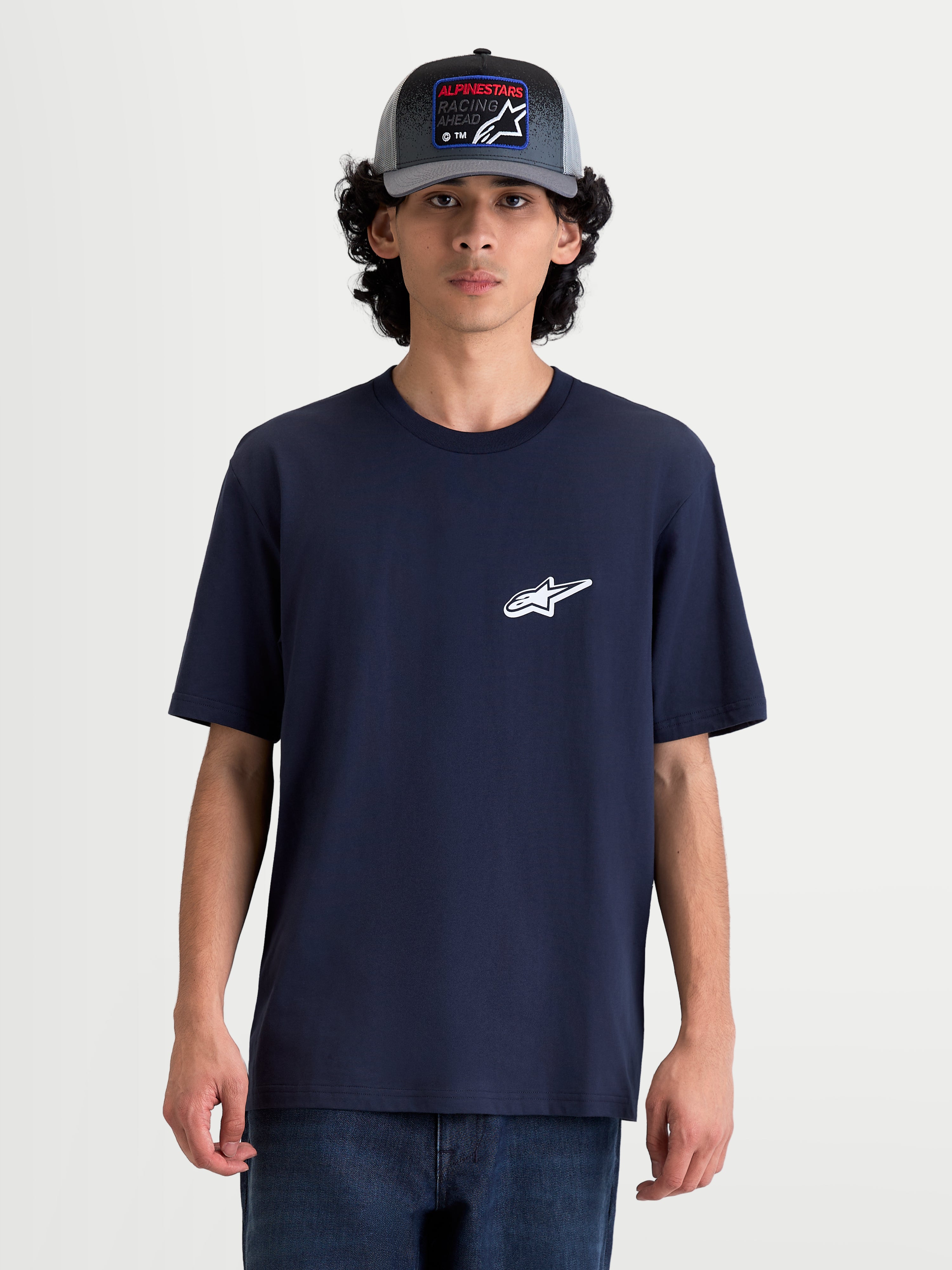 Alpinestars maglietta Meteor CSF, maglietta a maniche corte da uomo, blu navy, stile sportswear casual, piccolo logo Astars bianco sul petto, vista frontale su modello, in misto cotone e poliestere