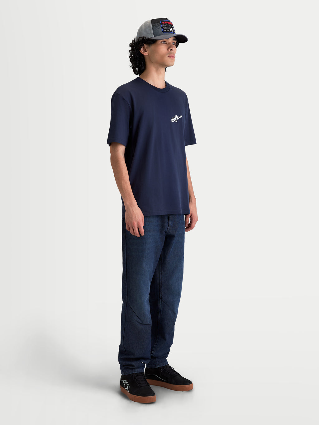 Alpinestars Maglietta Meteor CSF, maglietta a maniche corte casual da uomo, blu navy, logo Astars bianco sul petto, stile sportswear e motorsport, indossata da un modello.