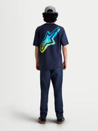 Alpinestars Maglietta Meteor CSF, maglietta a maniche corte da uomo, vista posteriore su modello, blu navy con grande logo Astars sfumato giallo e ciano sulla schiena, sportswear casual d'ispirazione MX.