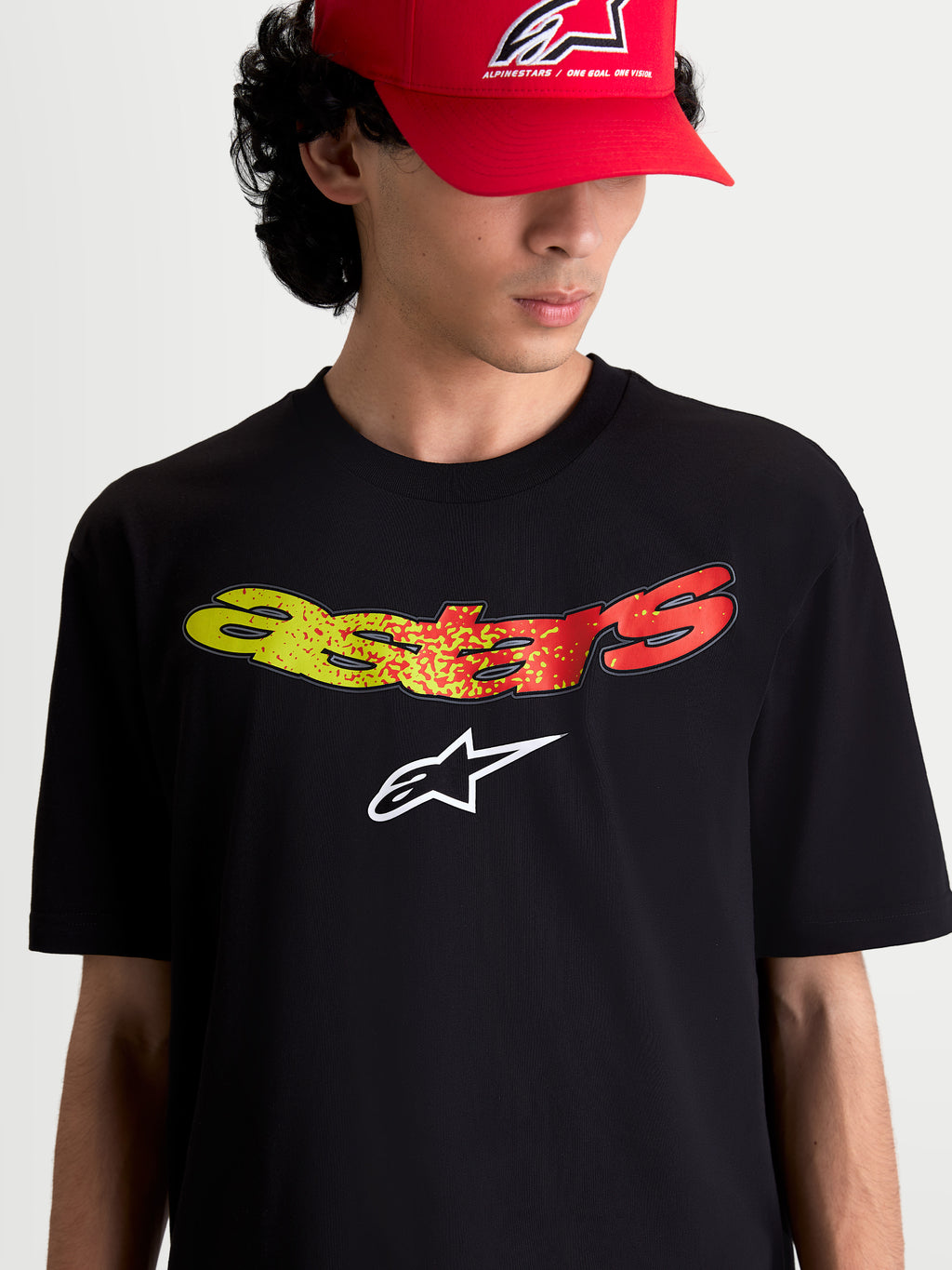 Alpinestars Maglietta Elliptogrit CSF, maglietta a maniche corte da uomo, nera, grafica frontale con scritta Astars sfumata in giallo e rosso e logo bianco, casual sportswear.