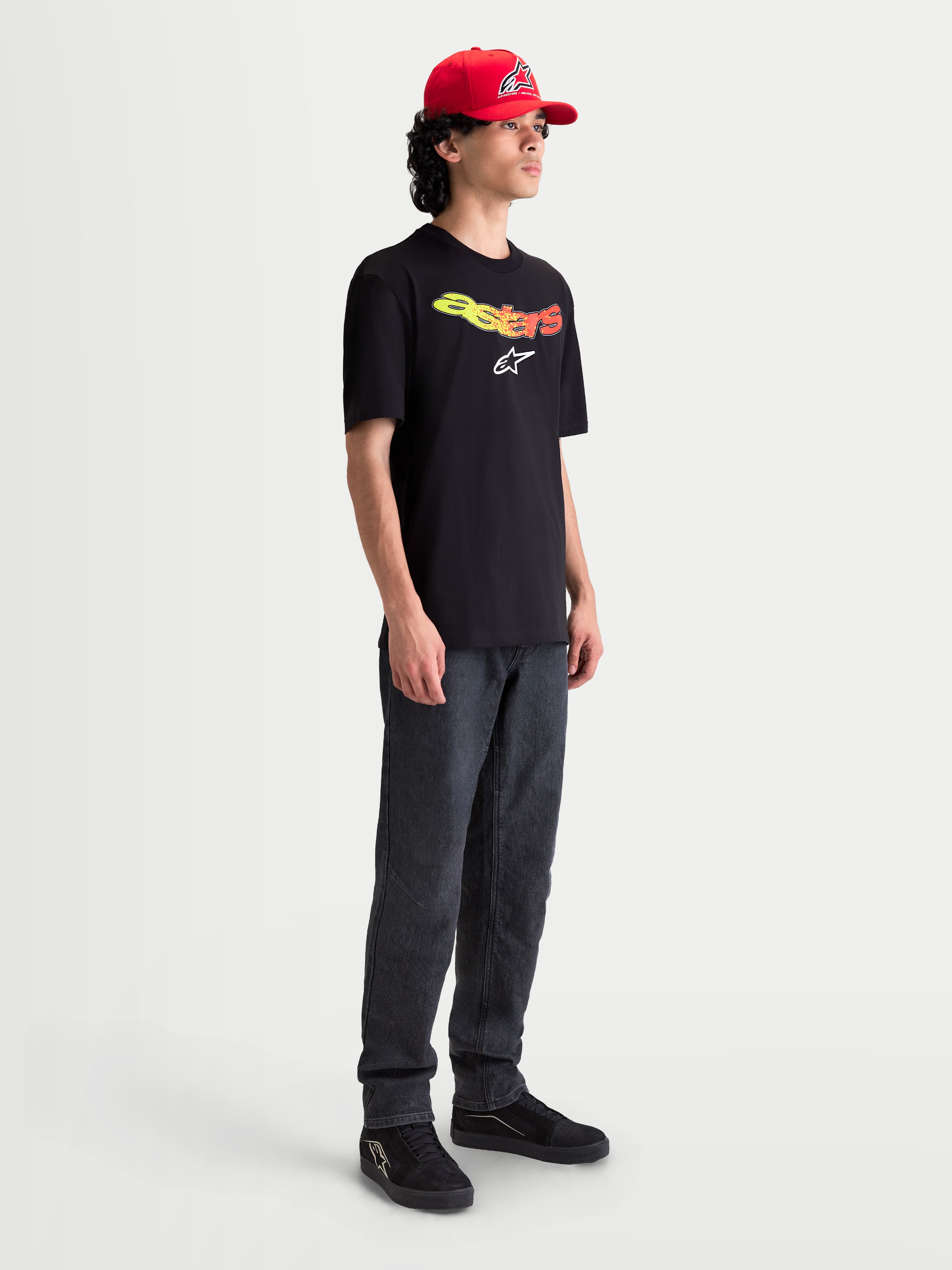 Alpinestars Maglietta Elliptogrit CSF, maglietta da uomo a maniche corte, nera con wordmark Astars giallo e rosso sfumato e logo bianco, abbigliamento sportivo casual.