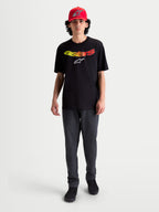 Alpinestars Maglietta Elliptogrit CSF, maglietta da uomo a maniche corte, nera, logo Astars con sfumatura giallo e rosso, abbigliamento casual sportswear, indossata da un modello