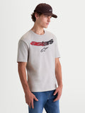 Alpinestars Maglietta Elliptogrit CSF, maglietta a maniche corte da uomo, grigio cemento con logo Astars curvo e sfumatura rossa e nera sul petto, stile casual sportswear, vista su modello