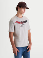 Alpinestars Maglietta Elliptogrit CSF, maglietta a maniche corte da uomo, grigio cemento con logo Astars curvo e sfumatura rossa e nera sul petto, stile casual sportswear, vista su modello