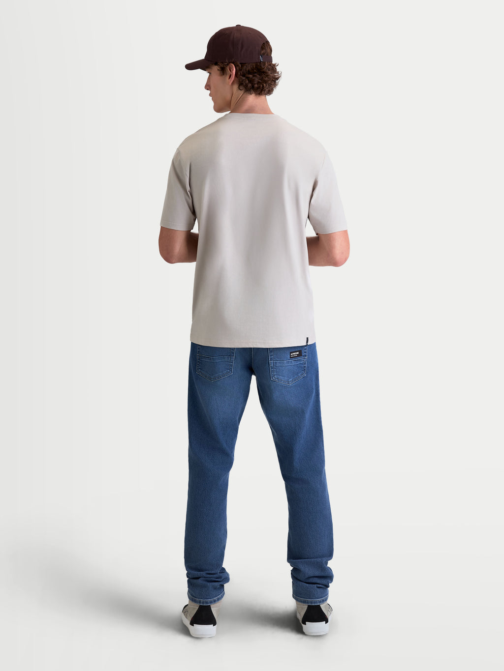 Alpinestars Maglietta Elliptogrit CSF, maglietta a maniche corte da uomo in grigio cemento, vista posteriore su modello, realizzata in misto cotone e poliestere, stile sportswear casual ispirato al motorsport