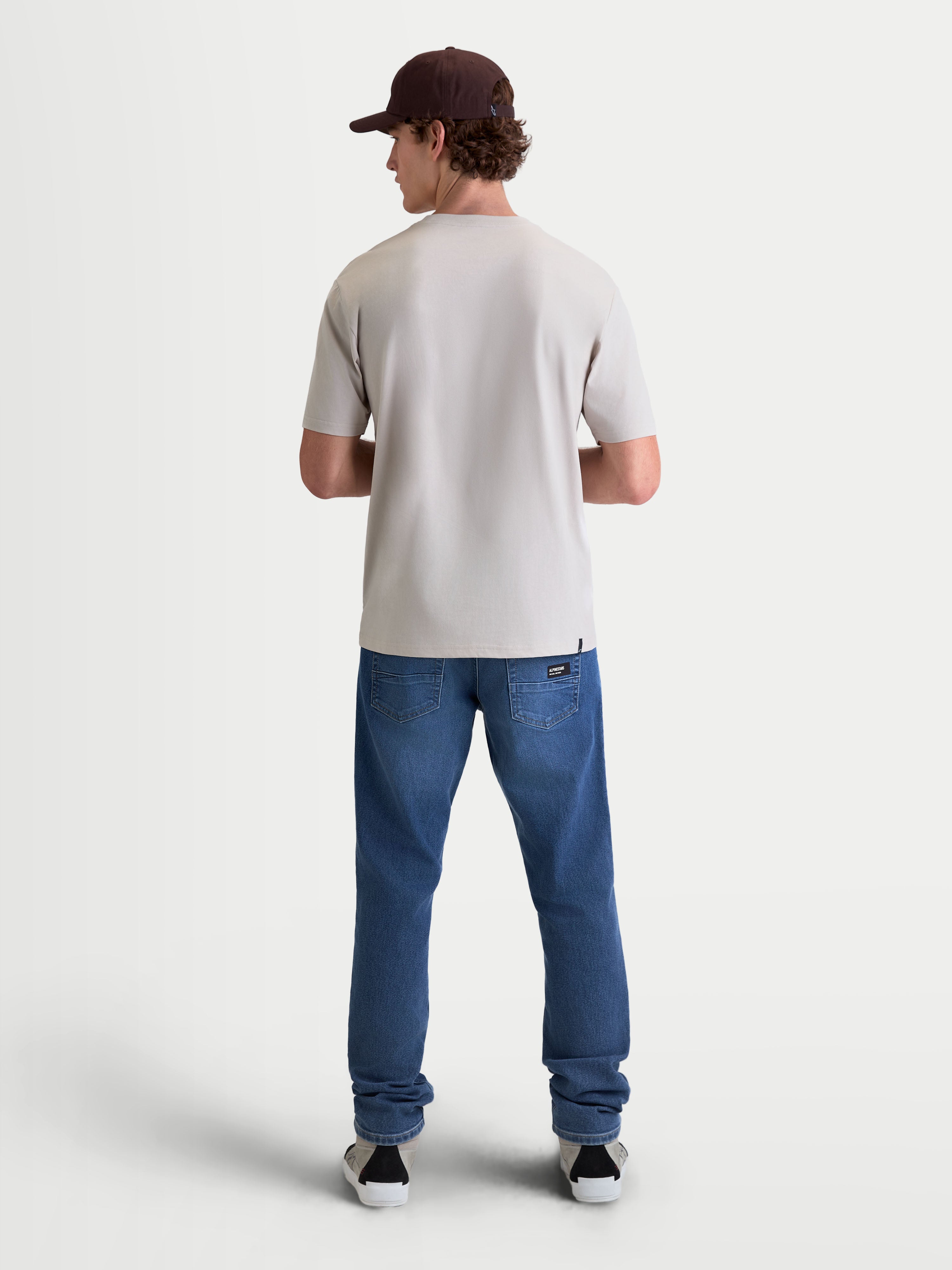 Alpinestars Maglietta Elliptogrit CSF, maglietta a maniche corte da uomo in grigio cemento, vista posteriore su modello, realizzata in misto cotone e poliestere, stile sportswear casual ispirato al motorsport
