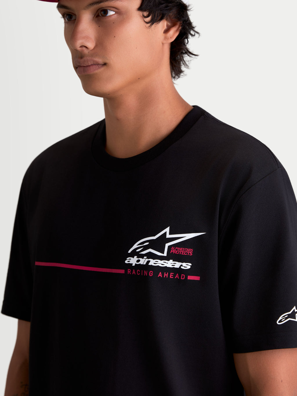Alpinestars Maglietta P1 CSF, maglietta a maniche corte nera, grafica racing stripe con logo Astars bianco e dettagli rossi sul petto, tessuto jersey morbido in misto cotone e poliestere, stile sportswear motorsport