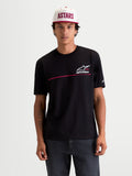 Alpinestars Maglietta P1 CSF, maglietta a maniche corte sportswear da uomo, nera con logo Astars bianco e striscia racing rossa, grafica Racing Ahead, misto cotone e poliestere, vista frontale su modello