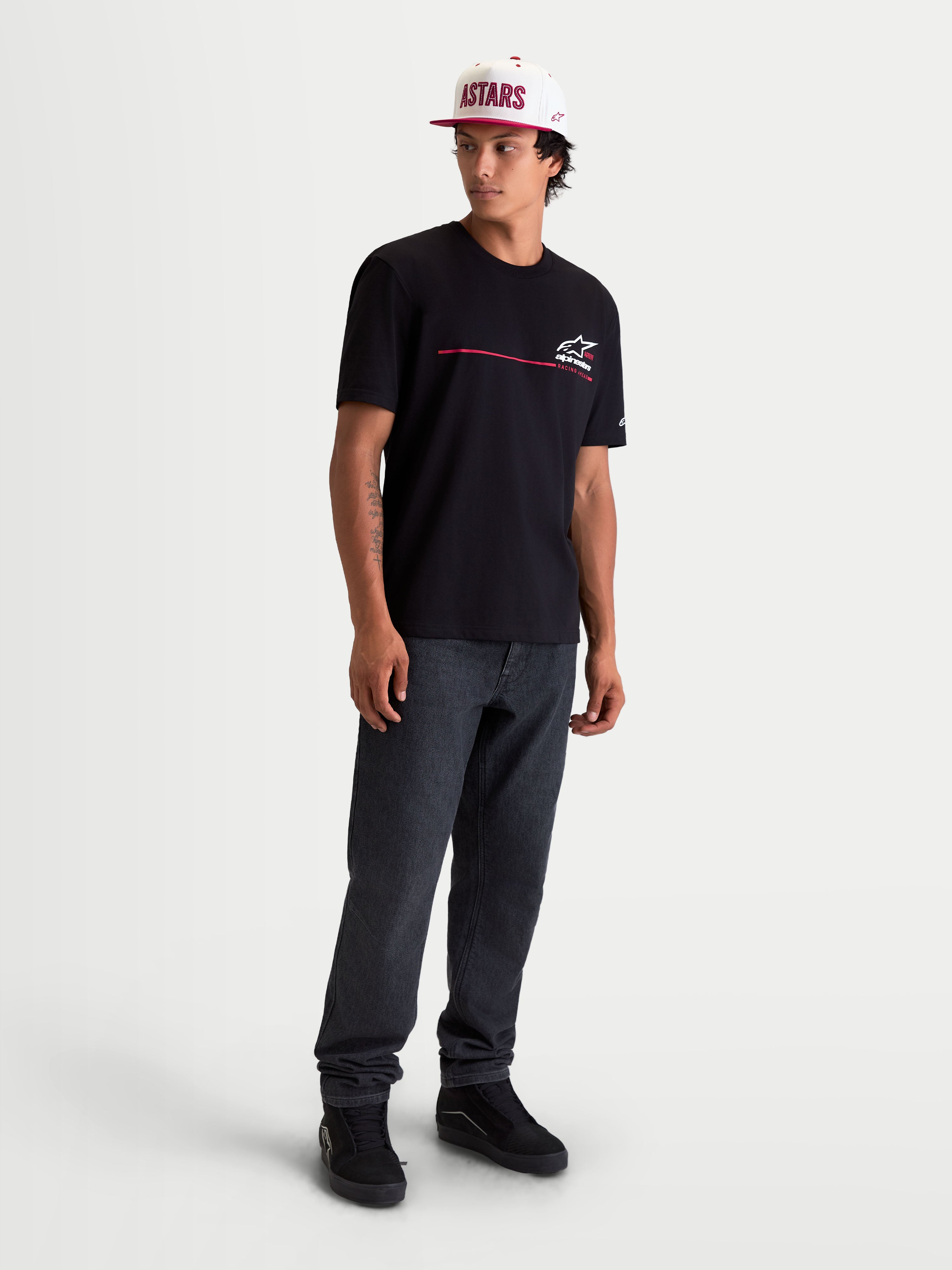 Alpinestars Maglietta P1 CSF, maglietta a maniche corte da uomo, nero, con grafica logo e striscia racing sul petto, stampa morbida, abbigliamento casual sportivo ispirato al motorsport