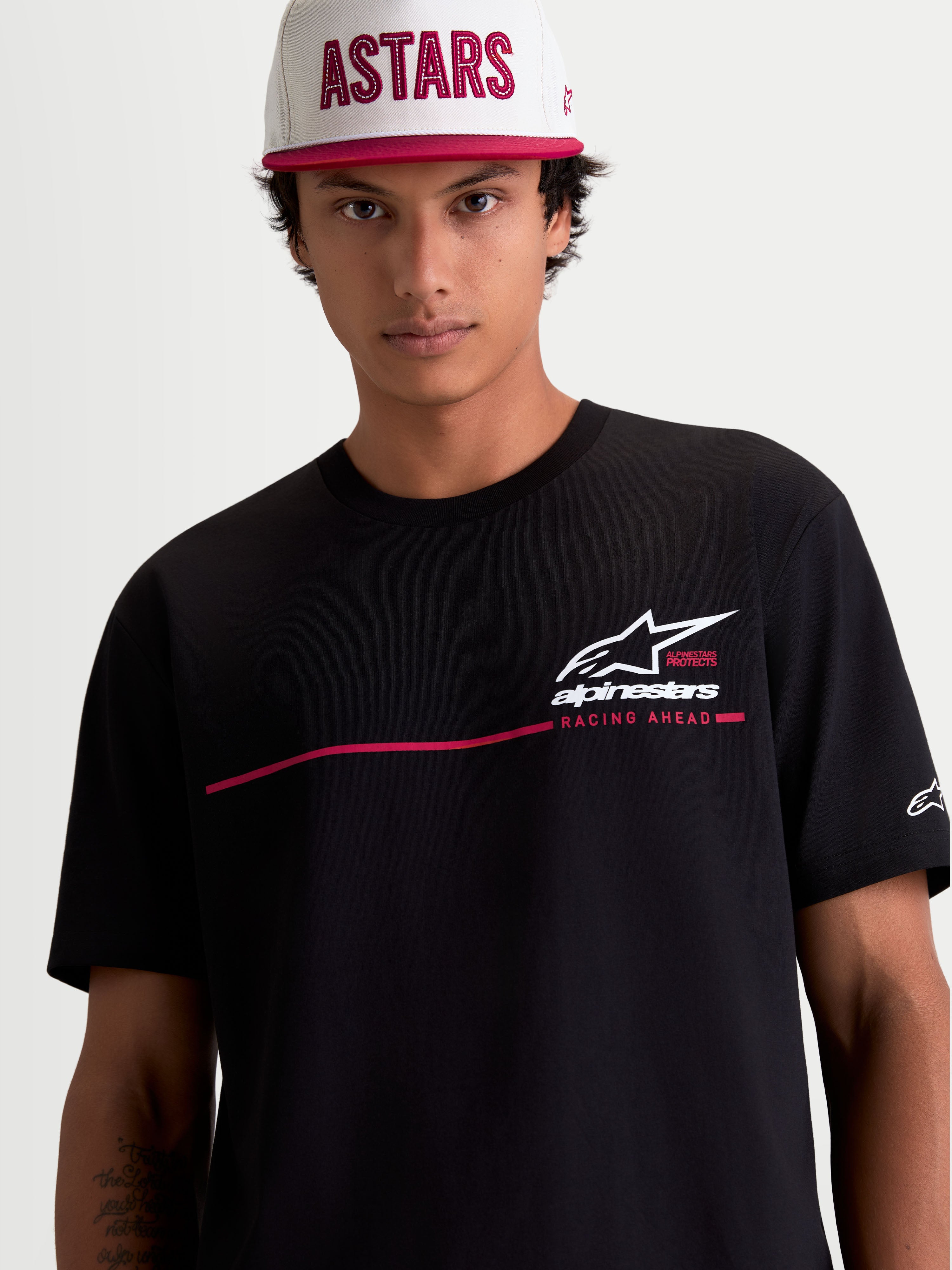 Alpinestars Maglietta P1 CSF, maglietta a maniche corte sportswear da uomo, nera, tessuto in misto cotone e poliestere, con grafica logo Astars e striscia racing sul petto in bianco e rosso, finitura soft-touch.