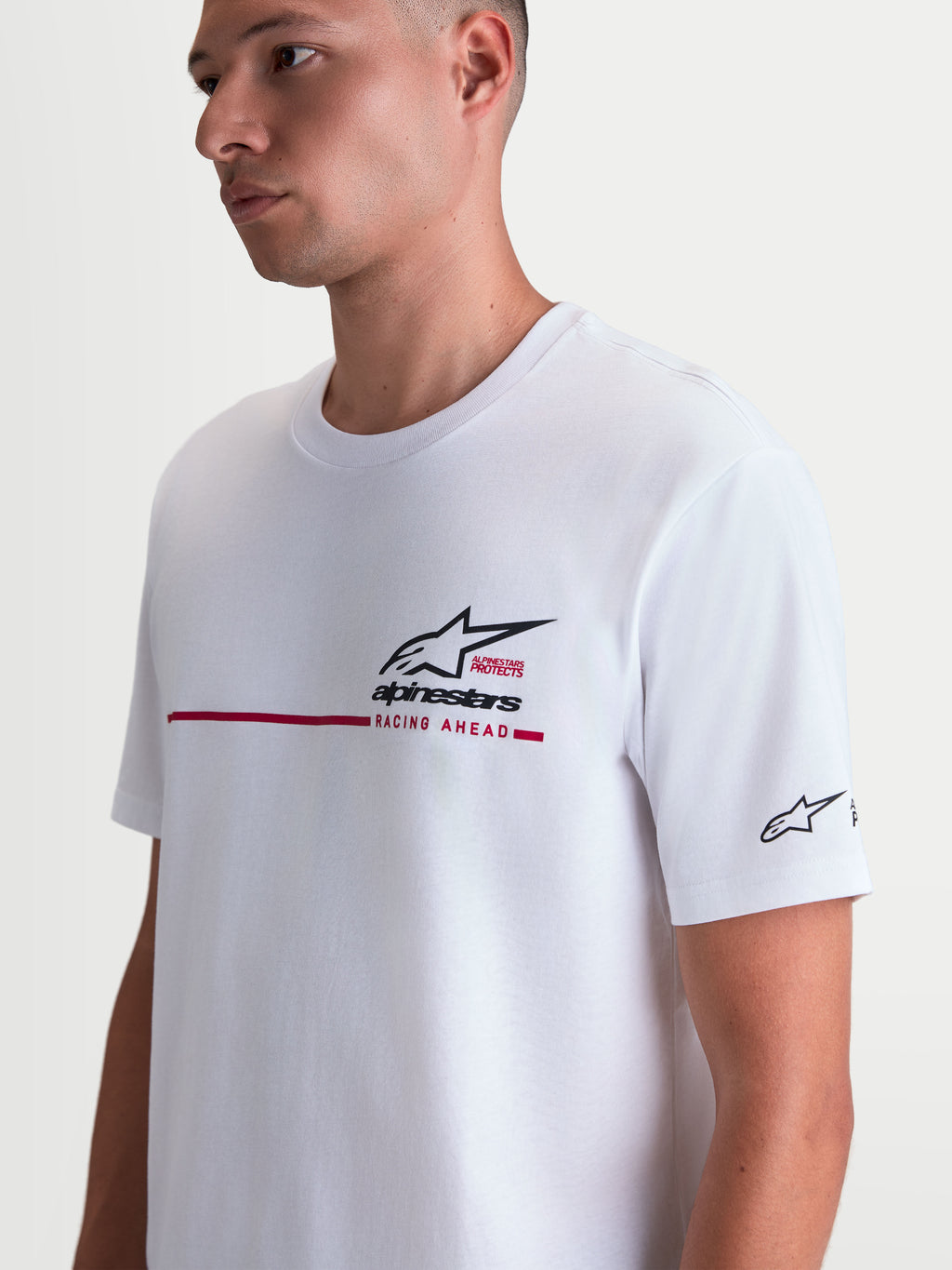Alpinestars Maglietta P1 CSF, maglietta a maniche corte bianca, logo Astars nero con striscia racing rossa sul petto e piccolo logo sulla manica, stile sportswear casual motorsport, unisex, in misto cotone e poliestere