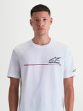 Alpinestars Maglietta P1 CSF, maglietta a maniche corte sportswear unisex, bianca con grafica rossa e nera sul petto, logo Astars e striscia racing con testo 'Racing Ahead', realizzata in jersey di cotone e poliestere, indossata da un modello.