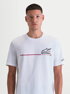 Alpinestars Maglietta P1 CSF, maglietta a maniche corte sportswear unisex, bianca con grafica rossa e nera sul petto, logo Astars e striscia racing con testo 'Racing Ahead', realizzata in jersey di cotone e poliestere, indossata da un modello.