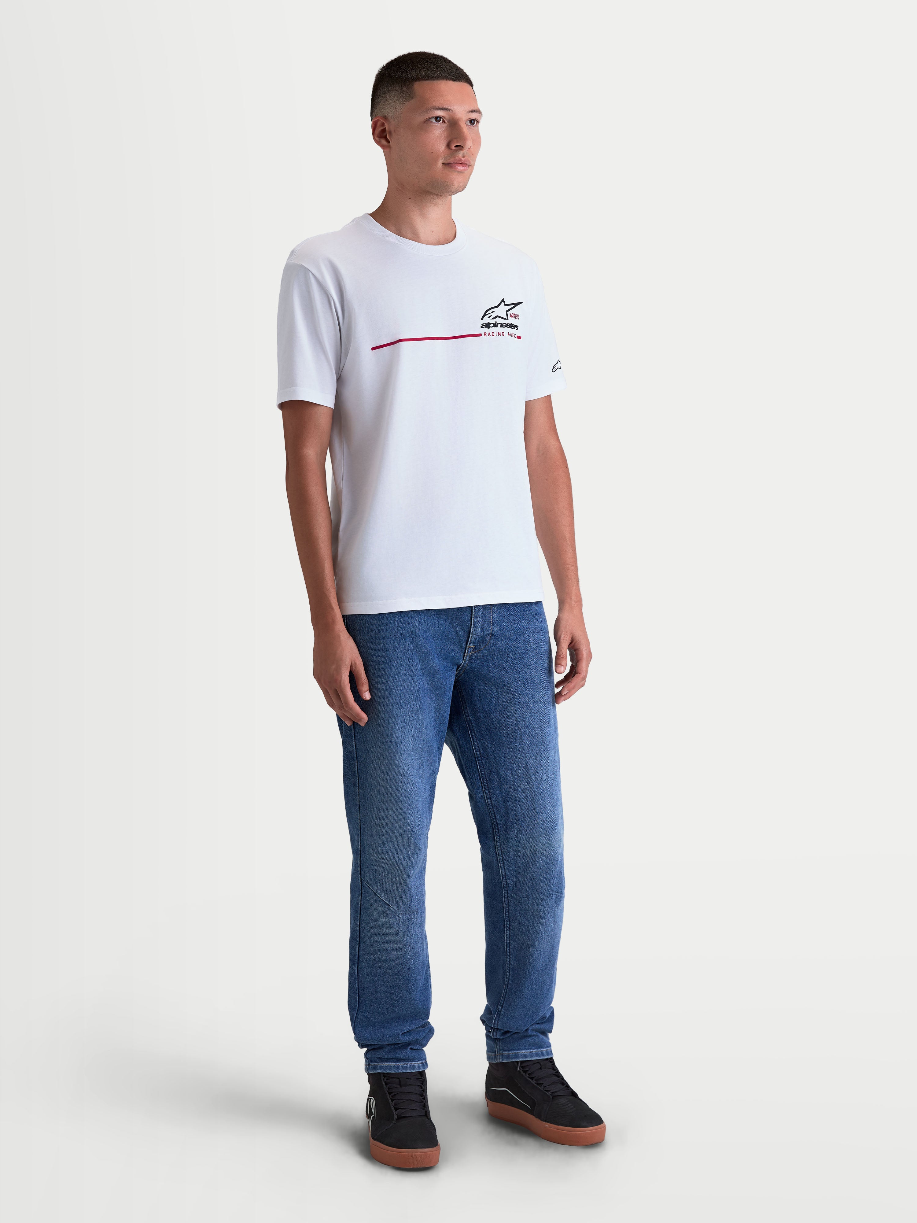 Alpinestars Maglietta P1 CSF, maglietta a maniche corte sportswear da uomo, bianca, con grafica racing stripe nera e logo sul petto, vestibilità casual ideale per l'uso quotidiano, in misto cotone e poliestere.